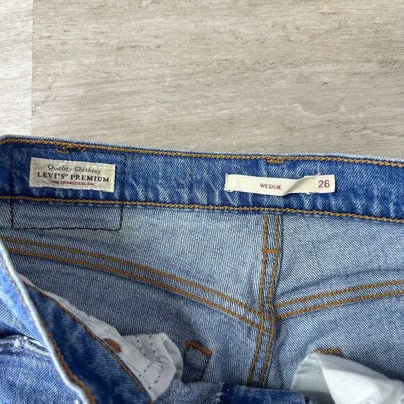Levi’s Wedgie Raw Edge Hem Button Fly Jeans Size 26 medium dark wash - Picture 6 of 10